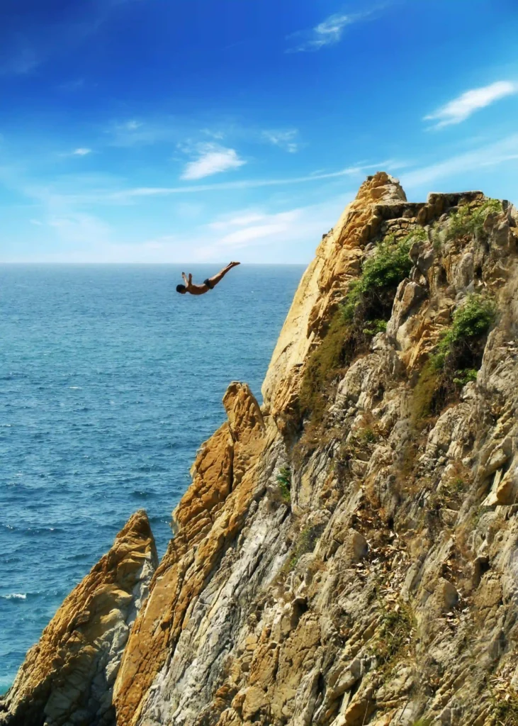 Hombre lanzándose un clavao en la quebrada acapulco.