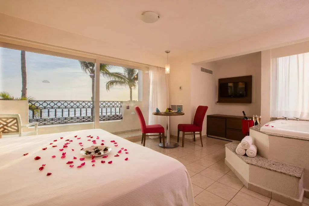 Suite doble de lujo con balcón, vista al océano y jacuzzi en el Hotel Crown Paradise, Puerto Vallarta