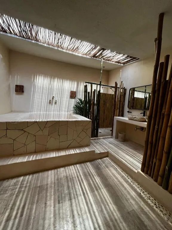 Baño lujoso vintage situado en Acapulco, lujoso con toque rustico y acogedor.