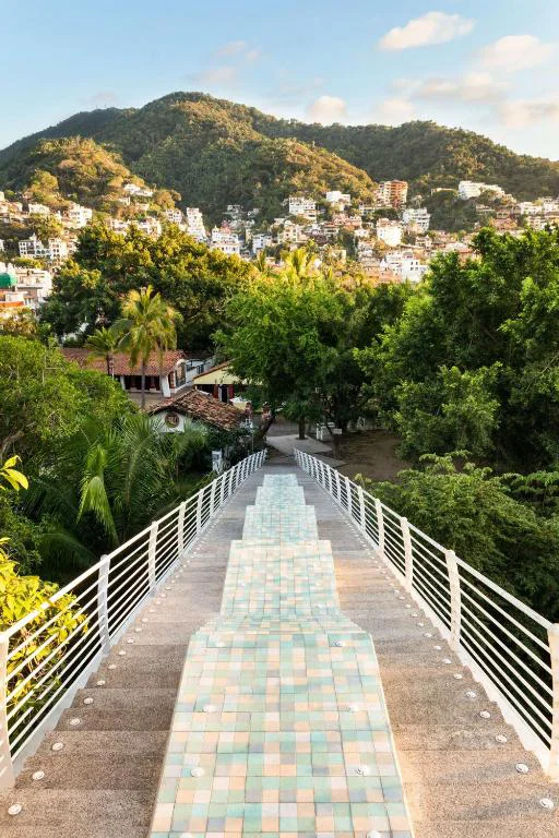Corredor pasillo de puerto vallarta en un atardecer al aire libre.