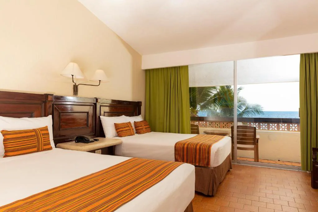 Habitación doble con balcón y vista al mar en el Hotel Las Palmas, Puerto Vallarta