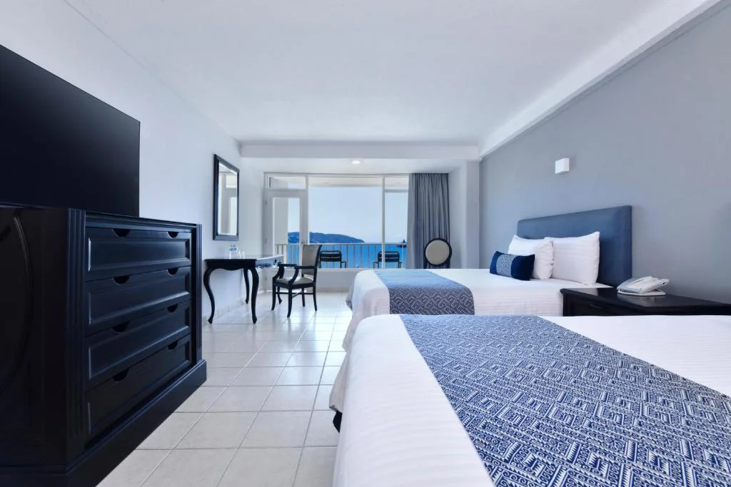 Habitación doble con camas separadas, balcón y vista al mar en el Hotel Krystal, Acapulco
