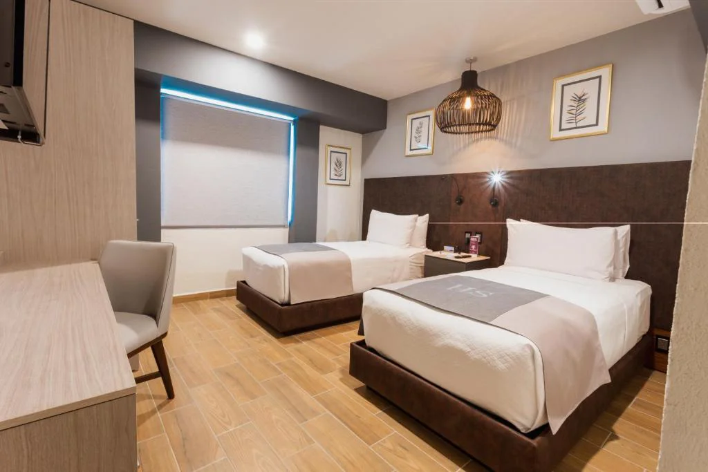Habitación doble con camas separadas y diseño moderno en el Hotel Hotsson, Acapulco
