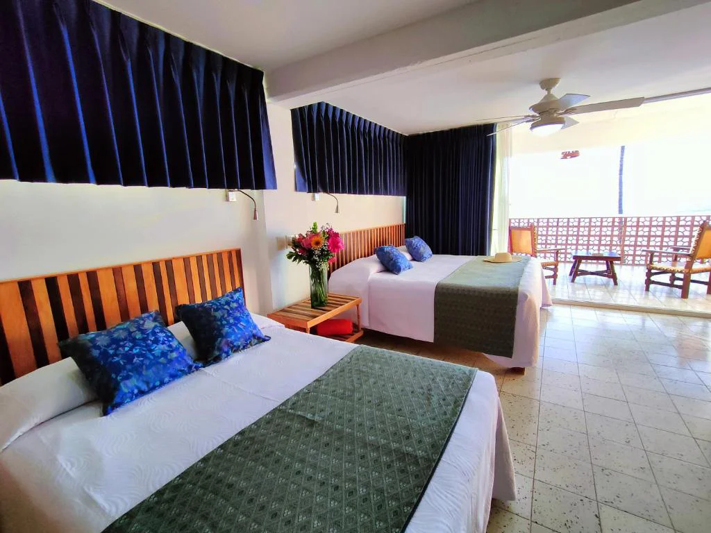 Habitación doble con balcón y vista panorámica al mar en el Hotel Rosita, Puerto Vallarta