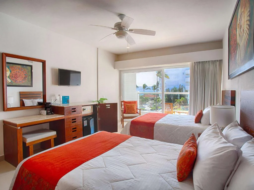 Habitación doble con balcón y vista al mar en el Hotel Marival, Puerto Vallarta