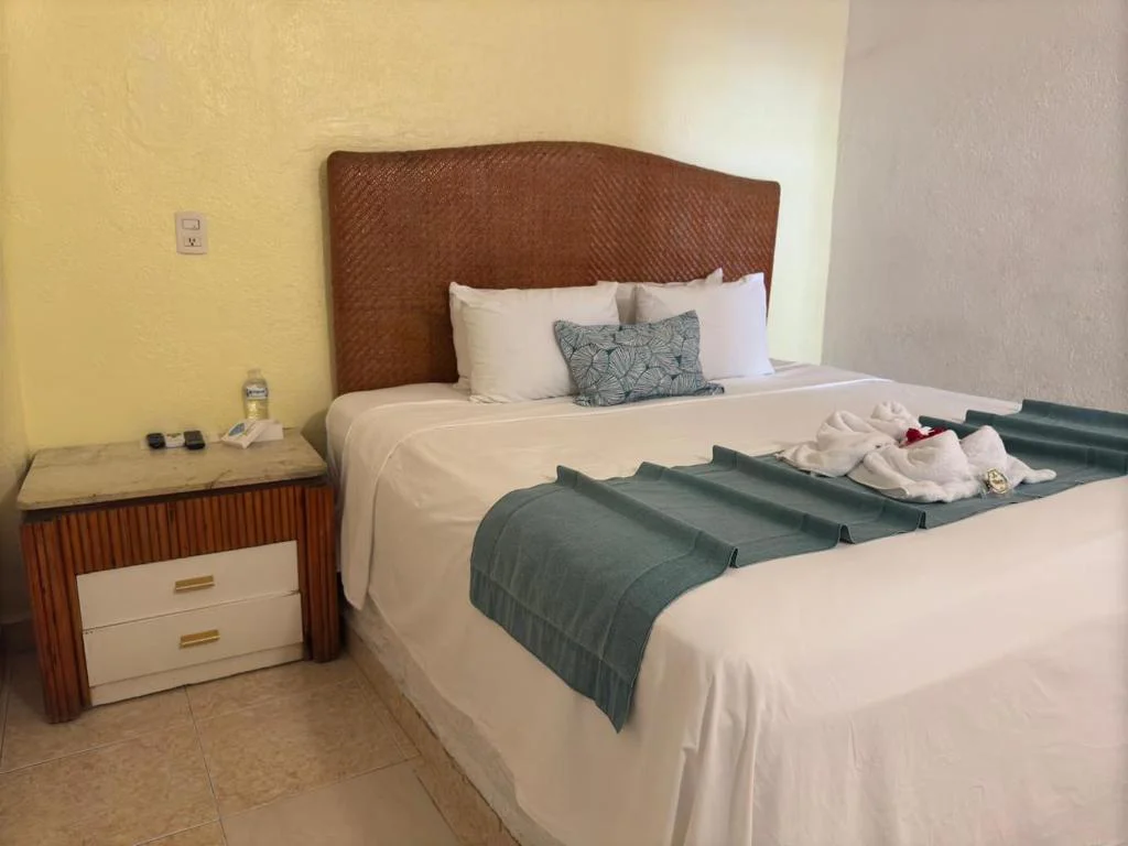 Habitación individual con cama king y estilo tropical en el Hotel Club Diamante, Acapulco