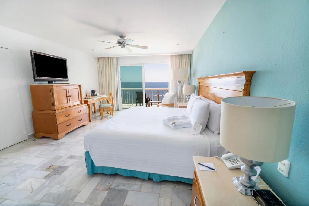 Habitación con cama king, balcón y vista al mar en el Hotel Emporio, Acapulco
