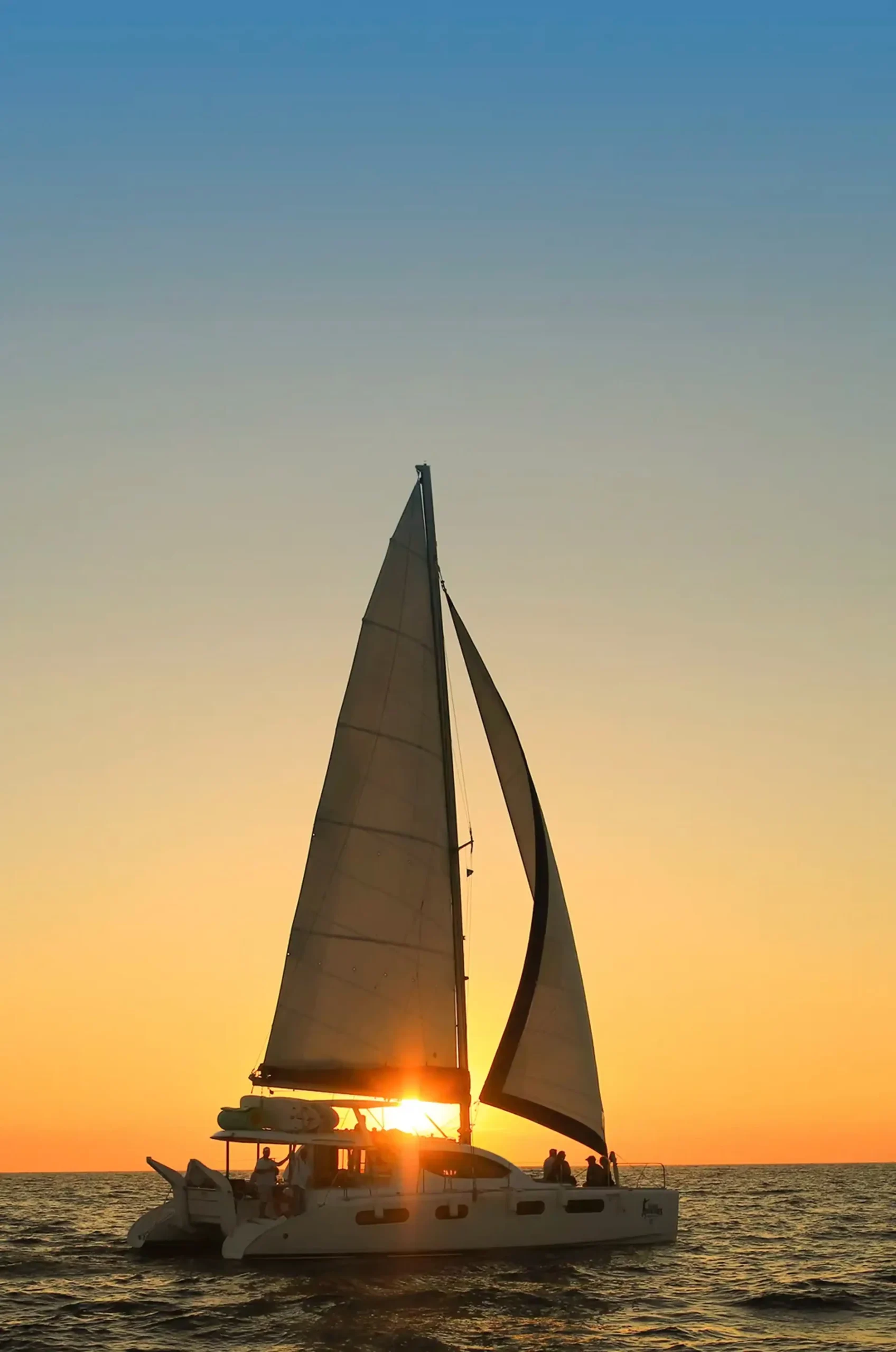 Paseo en barco por la bahía en puerto Vallarta, atardecer golden hour.