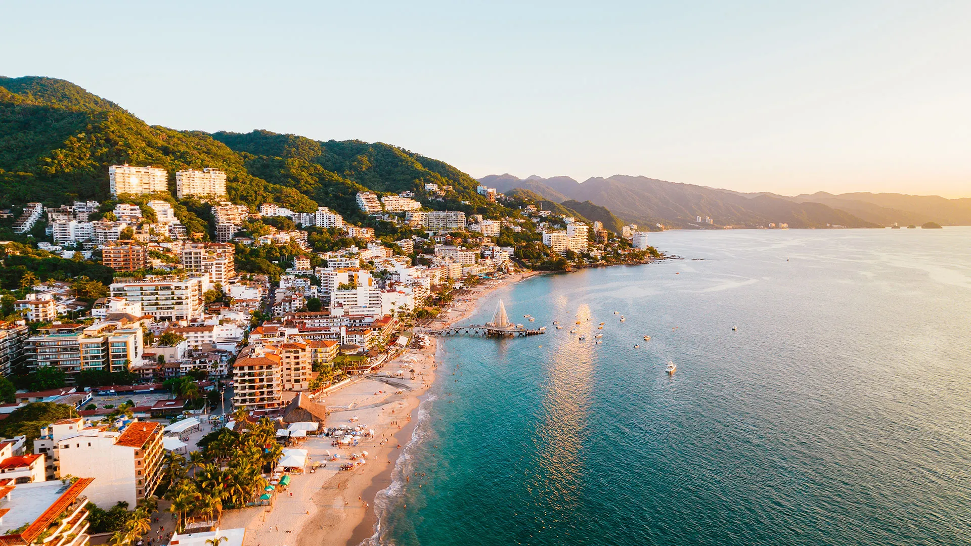 atardecer en Puerto vallarta, vista aerea, de zona hotelera