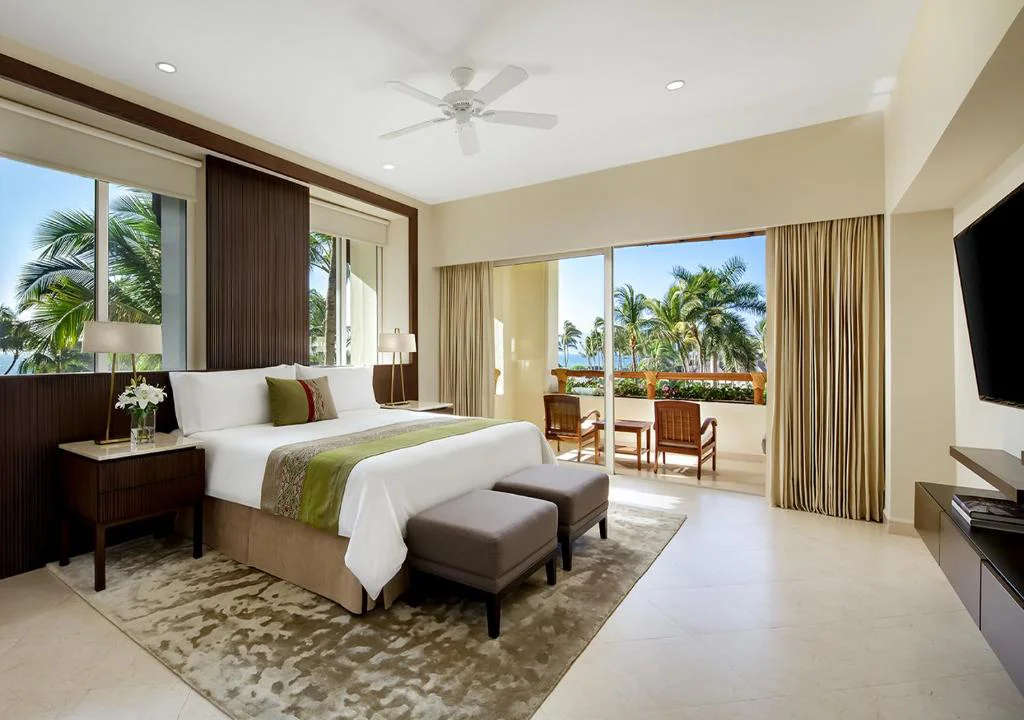 Suite de lujo con cama king, balcón y vista al océano en el Hotel Grand Velas, Puerto Vallarta