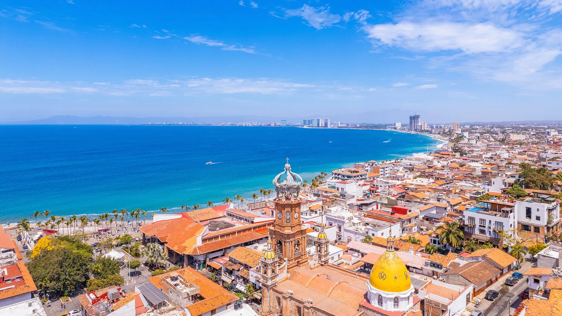 Vista aerea desde el poblado de puerto vallarta, con mira a la playa del pacifico