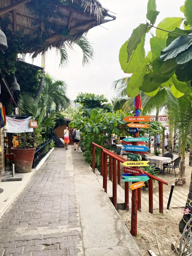 Zona romántica y malecón en puerto Vallarta con letrero colorido.